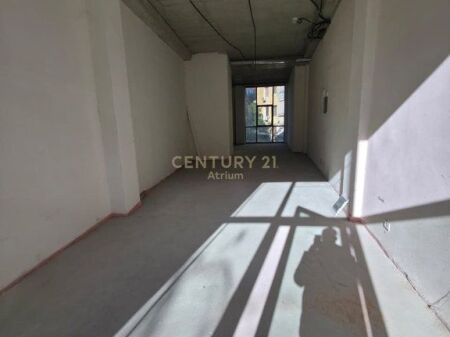 JEPET ME QIRA NJESI KOMERCIALE ME POST PARKIMI, KATI PERDHE TEK LAKE VIEW!
