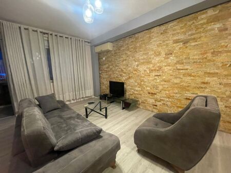 🏢Rruga e Kavajes,prane Qendres”Condor Center” jepet me qera apartament 2+1,i mobiluar.: 600 Euro