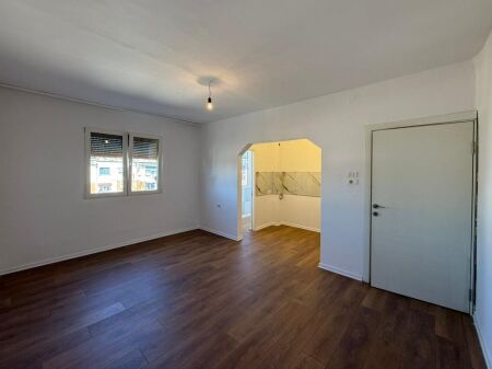 Vendesi in vendita 1+1 vicino a Pediatria, Tirana