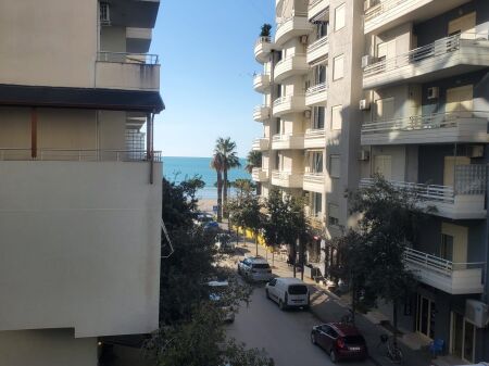 SHITET APARTAMENT 2+1 NË LUNGOMARE – PAMJE ANËSORE NGA DETI