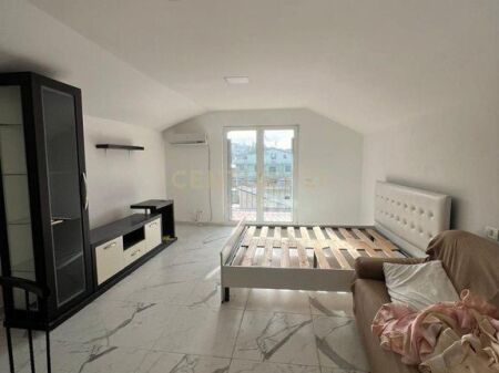 Jepet me qira kati i 2-të i një shtëpie private + papafingo, pranë Stadiumit, Durrës 500 € /Muaj