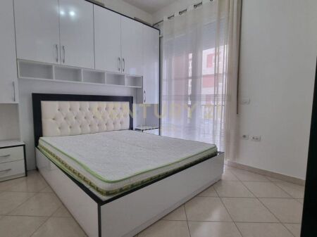 Apartament 1+1 me qira në zonën e 21 Dhjetorit, në Rrugën Muhamet Gjollesha, Tiranë.