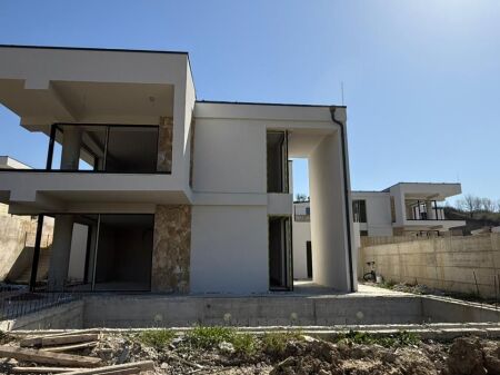 🏡 Vilë në Shitje me pishine – Farkë, Lisi i Artë