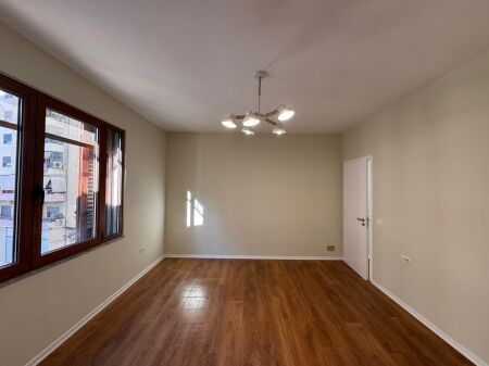 Apartament 2+1  per shitje tek zona e Astirit, prane Arc Hotel.