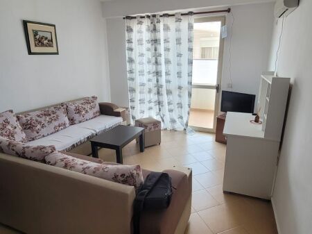 Jepet apartament me qera 1+1