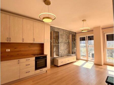 Shitet apartament 1+1 në Rrugën Jordan Misja, shumë pranë Bulevardit të Ri,