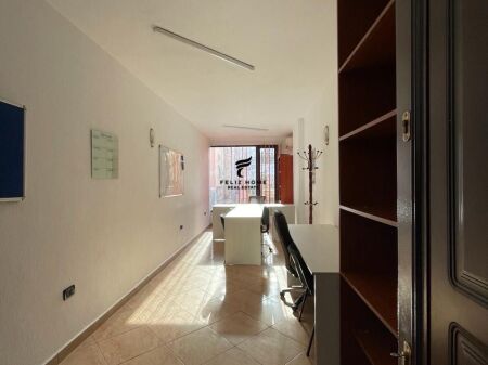 OFFICE FOR RENT 20 M2 WILLSON SQUARE 35,000 LEKE FH-64105