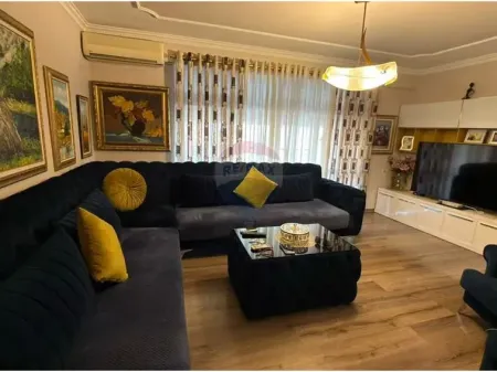 SHITET APARTAMENT 3+1 RRUGA E KAVAJËS