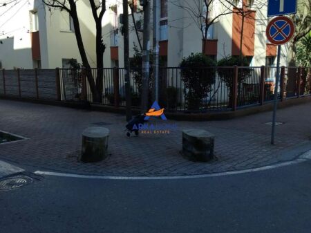 JEPET AMBIENT ME QERA 22M2 "RRUGA KONGRESI I LUSHNJES, 21 DHJETORI" 350 EURO