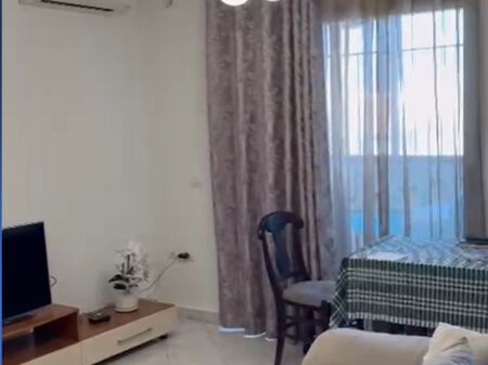 Apartament 2+1 me qira – Komuna e Parisit, pranë Kristal Center