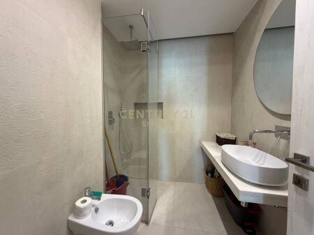 JEPET ME QIRA APARTAMENT 2+1+2 ME POST PARKIMI TEK AMBASADOR 3