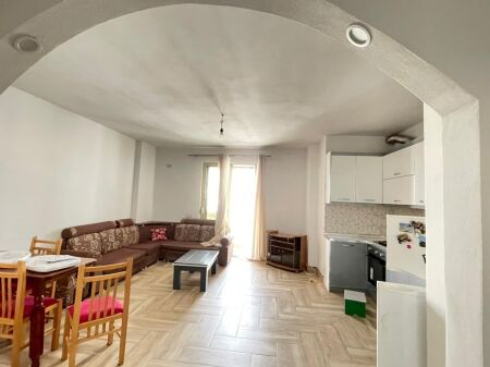 Jepet me qira apartament 2+1+2 pranë Spitalit, Durrës.