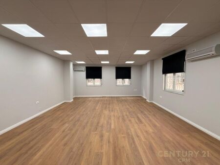 JEPET ME QIRA AMBIENT PER ZYRA NE QENDER PERBALL TOPTANIT !