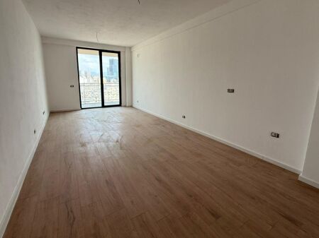 📌 Zyrë me Qira – Golden Tower, Mine Peza