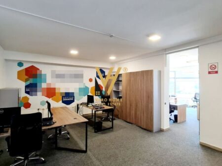 JEPET AMBIENT KOMERCIAL 290 M2 ME QERA TE KOMPLEKSI HALILI 2.900 EURO