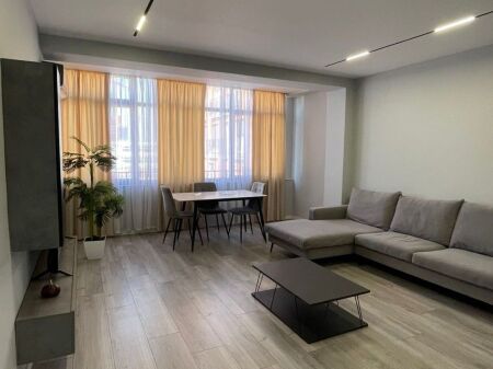 Shitet Apartament 2+1 – 21 Dhjetori, pranë Hotel Mondial