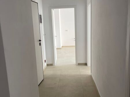 Shitet 2+1 + ballkon Gati per banim