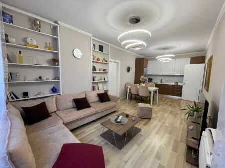 Shitet apartament 2+1 tek Farmacia 10