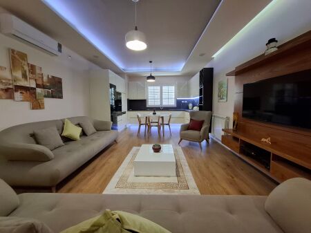 Jepet me qera 2+1+2 prane Amerikan 2!