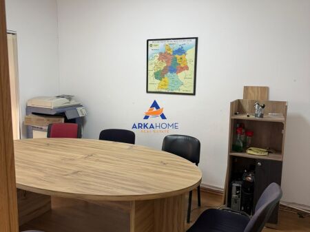 JEPET AMBIENT ME QERA 70M2 "PRANE RRUGES PJETER BUDI" 50000 LEKE