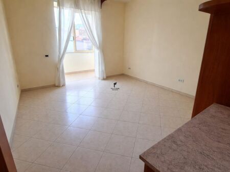 ZYRE ME QERA 87 M2 PAZARI I RI 50.000 LEKE