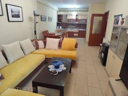 Shitet apartament 2+1 tek Komuna e Parisit.