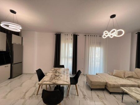 Apartament 2+1+2 me post parkimi me qira tek Trio Tower, në zonën e Don Boskos