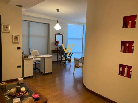 JEPET AMBIENT BIZNESI 100 M2 ME QIRA TE ISH EKSPOZITA 120.000 LEKE