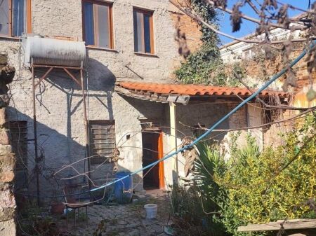 Shtepi 2 kateshe me truall