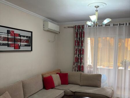 Jepet me qera Apartamenti 2+1 , kthesa e Kamzes pallatet e Verdha 450 mije leke