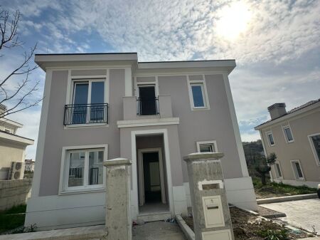 🏡 Vilë 3-Katëshe për Shitje – Collina Verde, pranë TEG