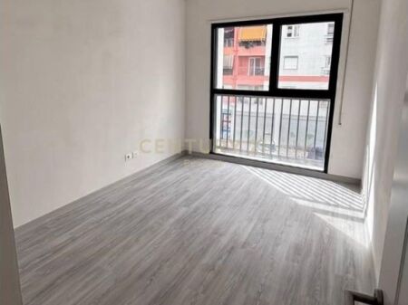 Shitet apartament 3+1+2 në zonën e Bulevardit të Ri.