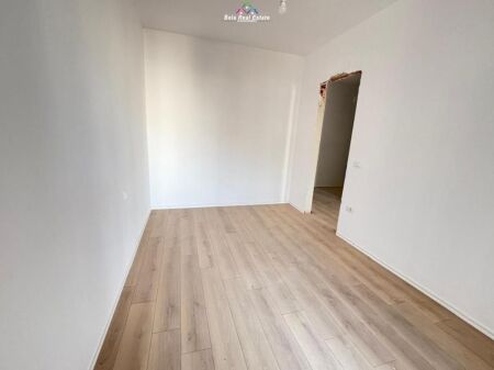 Zyre Me Qera Tek Komuna e Parisit (ID BZ2861) Tirane.