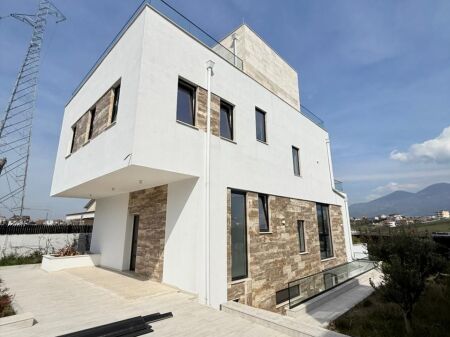 🏡 Vilë Luksoze me Pishinë për Shitje – Mjull Bathore, pranë TEG