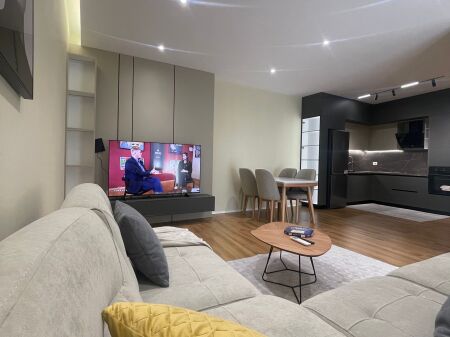 JEPET ME QIRA Apartament Luksoz 1+1 Shume pranë Qendrës