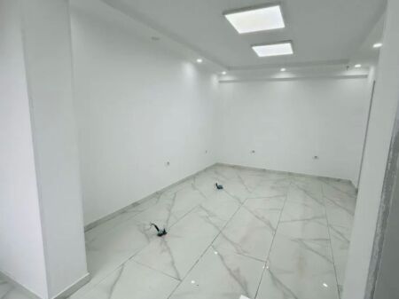 🏠 Jepet me Qera: Amb. 50m² (📍QSUT - Rr. Dibrës )🔥 Super vendndodhje || Buzë Rruge ✨️ 50,000 lekë / Muaj 💶💶