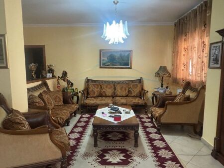 Shitet, Apartament 2+1+2, Komuna e Parisit, Tirane