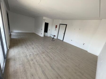 ZYRE ME QERA 62 M2 BULEVARDI RI 850 EURO FH-64380