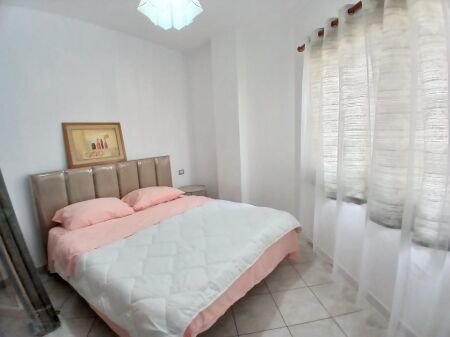 Affittasi appartamento 2+1 presso l'ex Stazione Ferroviaria molto vicino al Viale Zogu i Pare e alla tangenziale.