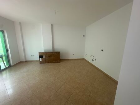 Affittasi 1+1 per ufficio in via Durresit