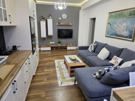 Jepet me qira apartament 1+1 Prane Gjimnazit “Petro Nini Luarasi”