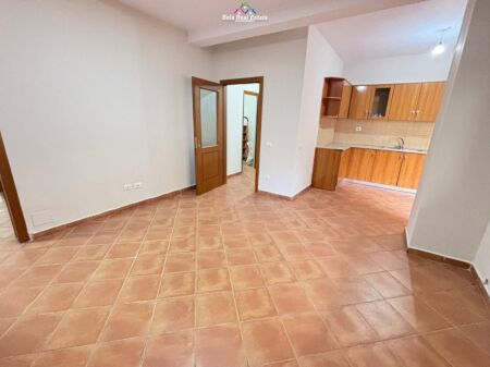 Ufficio in Affitto presso il Comune di Parigi (ID BZ2869) Tirana