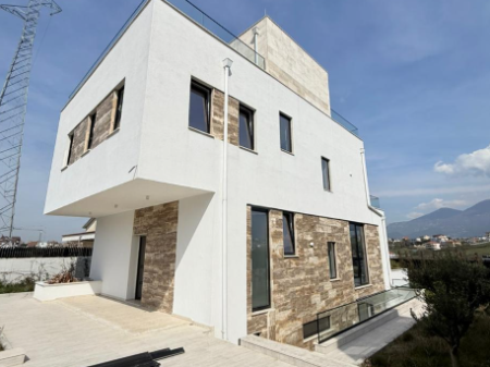 🏡 Vilë Luksoze me Pishinë për Shitje – Mjull Bathore, pranë Tirana East Gate