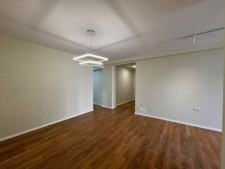 Apartament 2+1  per shitje tek zona e Astirit, prane Arc Hotel.  