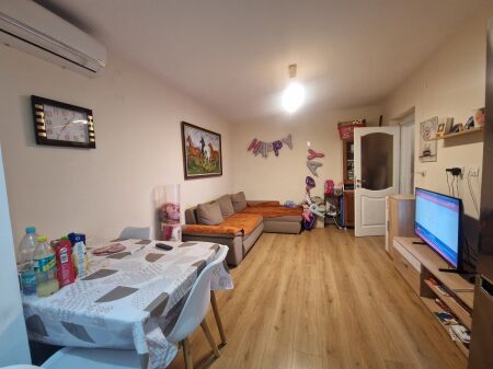 Shitet apartament 1+1 tek rruga Asim Vokshi