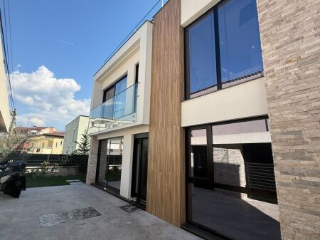 Shitet Vilë Moderne – Sauk, mbrapa Spitalit të Kafshëve