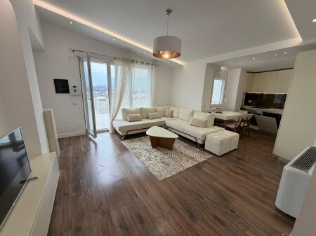 🏡 Shitet Papafingo me Parkim – Super Pamje Panoramike  📍 Liqeni i Thatë, Tiranë 🏢 Kati 6 (i fundit)  ✨ Pamje e lirë dhe panoramike, orientim perfekt  📐 Sipërfaqe: * Apartament: 70 m² * Verandë: 70 m² * Përbashkët: 15 m² * Totale: 155 m² 🚗 Parkim: 28 m²  💶 Çmimi: 250,000 €