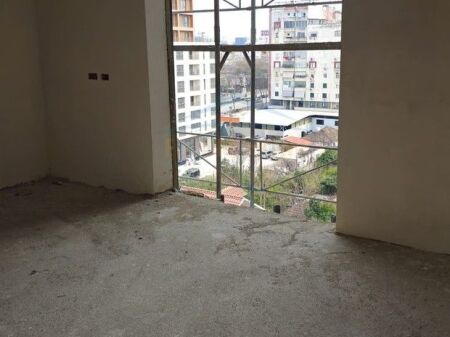 Shitet, Apartament 2+1+2, Laprake,Tiranë