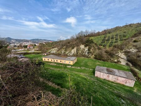 Toke per shitje ne Peze prane Lapidarit