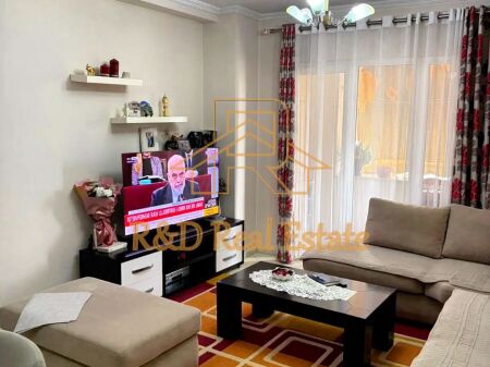 🏡 SHTËPI ME QERA – Kthesa e Kamzës (Pallati i Verdhë)